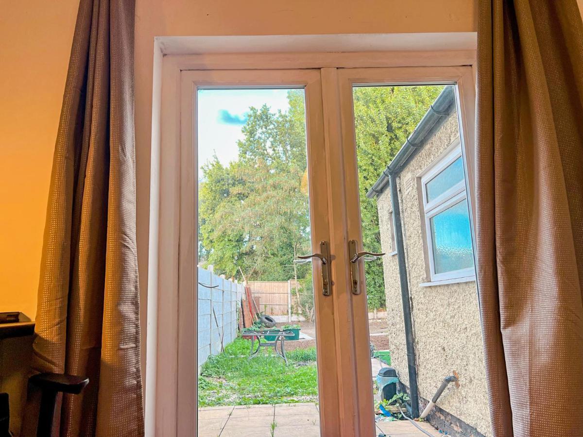 Wolves Living Bed and Breakfast Bushbury Exterior foto